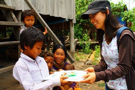 カンボジアの子どもに絵本を