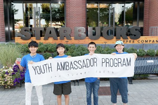 Starbucks本社前で記念撮影するYouth Ambassadors (写真提供:Youth Ambassador Program)
