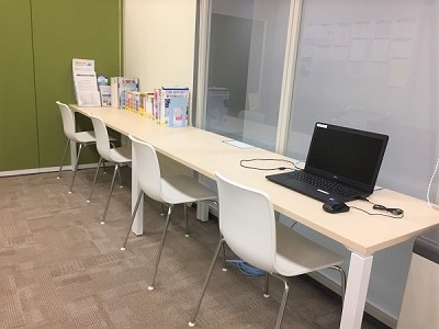 ゆっくりと調べ物ができる閲覧コーナー