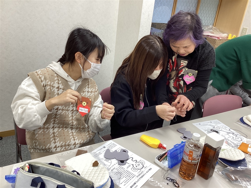 「たてまつり縫いはね…」と丁寧に学生一人ひとりに同窓会講師の皆さんが教えてくださいます