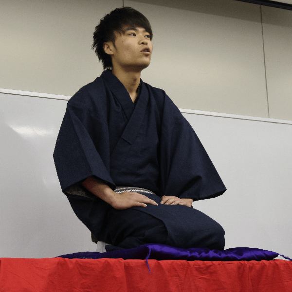 古典落語『江戸つる』を披露する櫻鶯亭球箱(おうおうてい ぼるぼっくす)さん