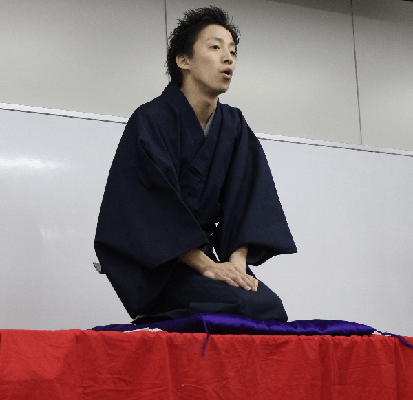 古典落語『蝦蟇の油』を披露する櫻鶯亭右蝶(おうおうてい うちょう)さん