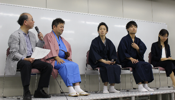 左から　根岸紳関西学院大学名誉教授、デフ一福さん、櫻鶯亭右蝶さん、櫻鶯亭球箱さん、森本当センター副長