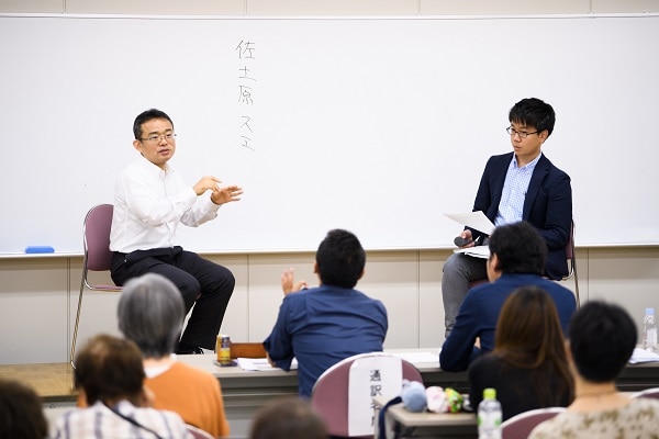 対談をする新谷嘉浩氏(左)と今西祐介当センター研究員(右)