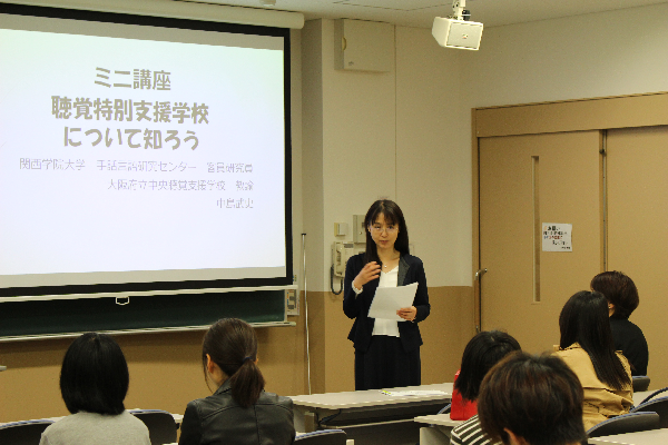 開会の挨拶をする 森本センター副長