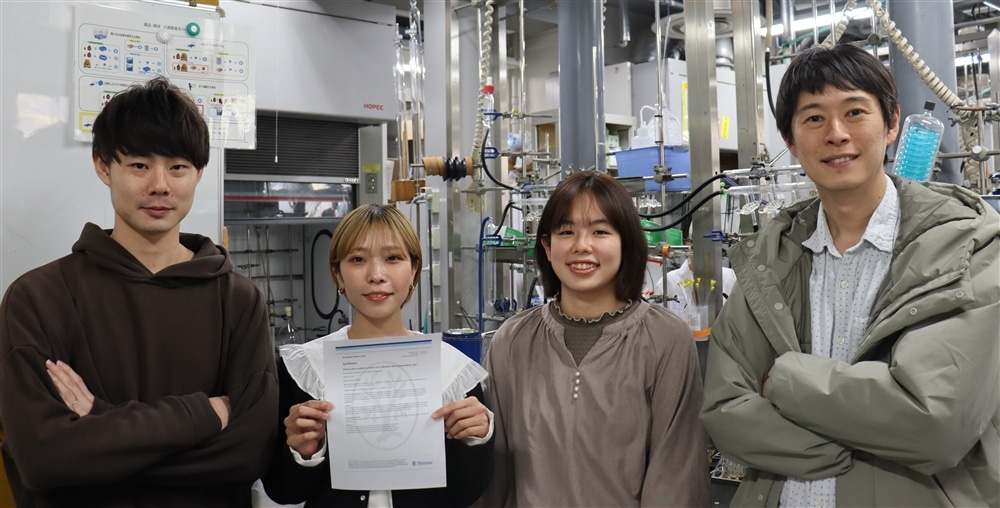 左から　榊原陽太助教、 刀祢館莉奈さん、 吉田葵さん、村上慧准教授