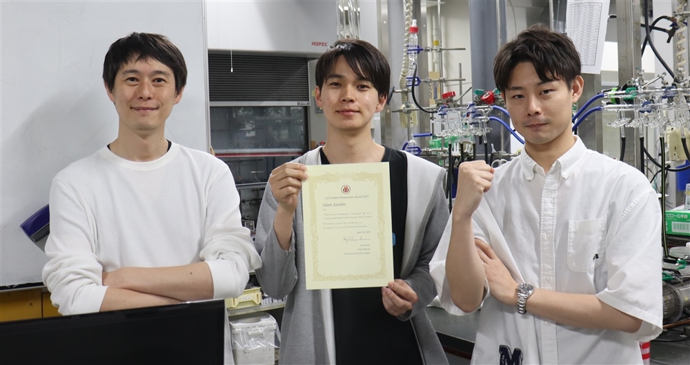 左：村上慧准教授、中央：木之下拓海さん、右：榊原陽太助教