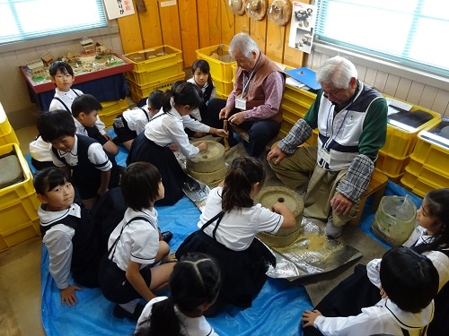 19年10月31日 昔のくらしを知る 関西学院初等部 Kwansei Gakuin Elementary School 19年10月31日 昔のくらしを知る 関西学院初等部 Kwansei Gakuin Elementary School