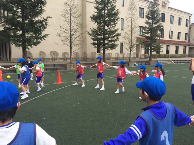 手つなぎサッカー