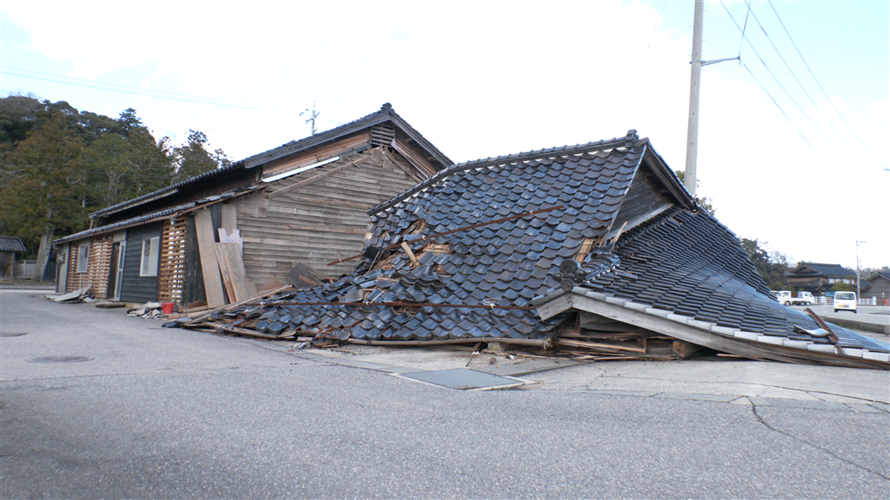 「志賀町の倒壊した家屋(李洪起撮影)」