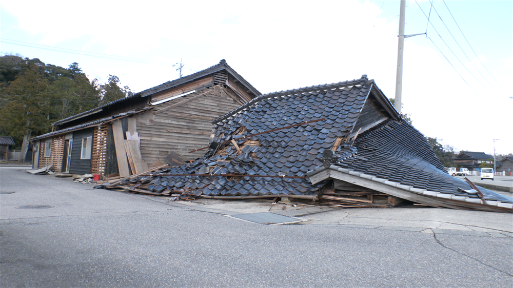 「志賀町の倒壊した家屋（李洪起撮影）」