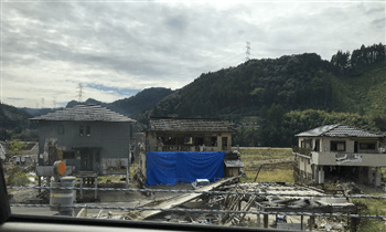 ▲球磨川沿いに建つ被災住宅（2020年10月20日撮影）