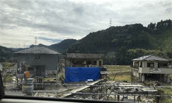 ▲球磨川沿いに建つ被災住宅(2020年10月20日撮影)