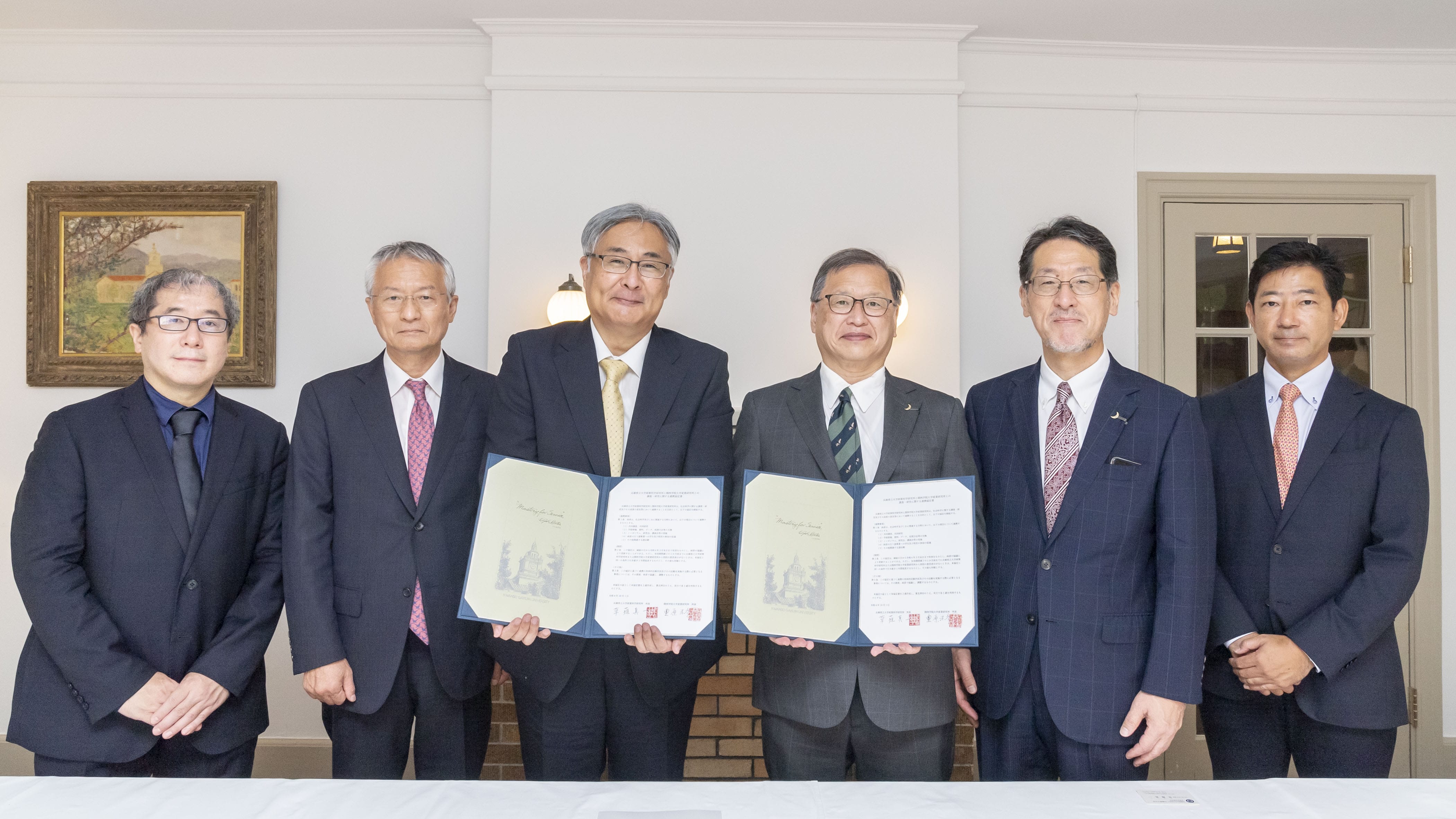 向かって左から、 田中　隆 教授（兵庫県立大学政策科学研究所研究員）、髙坂 誠 名誉教授（兵庫県立大学理事兼副学長）、 草薙　真一 教授（兵庫県立大学政策科学研究所長）、 豊原　法彦 教授（産業研究所長）、 長峯　純一 教授（副学長兼常任理事）、山口　隆之 教授（産業研究所副所長）