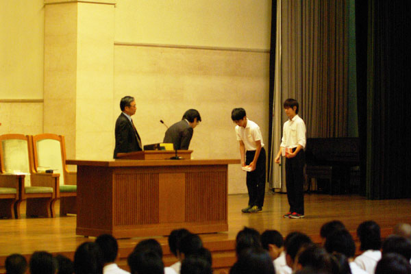 日本国際ギデオン協会より1年生に対して聖書が贈呈されました