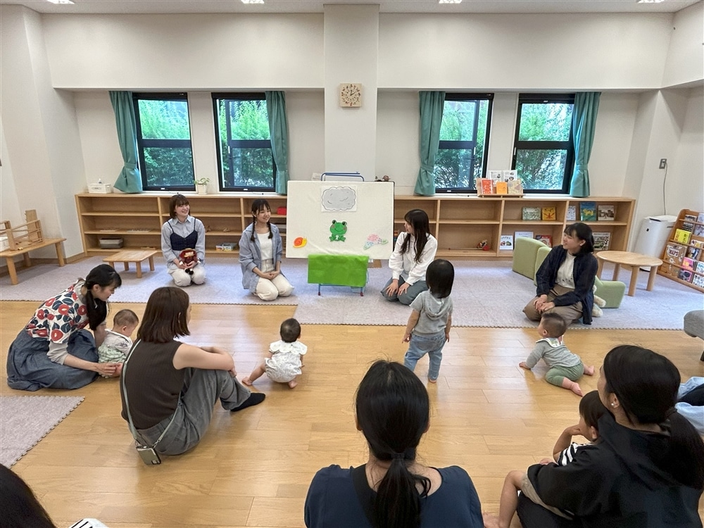 1歳ぐらいのお子さんはノリノリで歌にあわせて体をうごかしていました