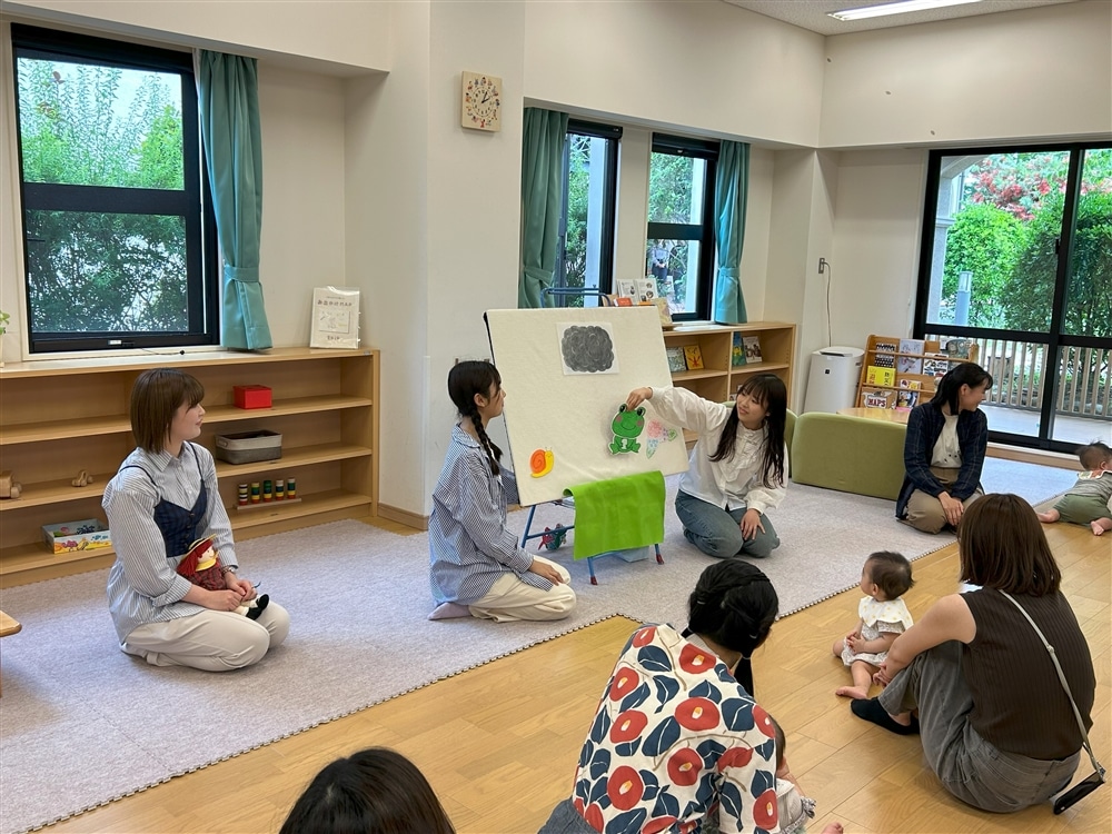 雨の降るシトシト、パラパラ、ザーザーといった擬音を楽しむ歌あそびをパネルシアターで楽しんでいただきました