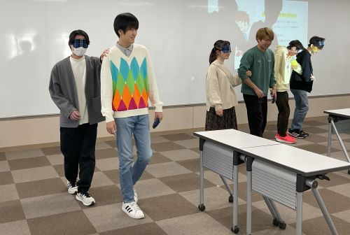 アイマスクをして歩行体験と誘導体験
