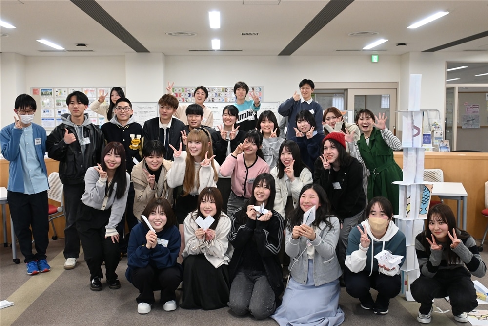 ペーパータワーの前で集合写真