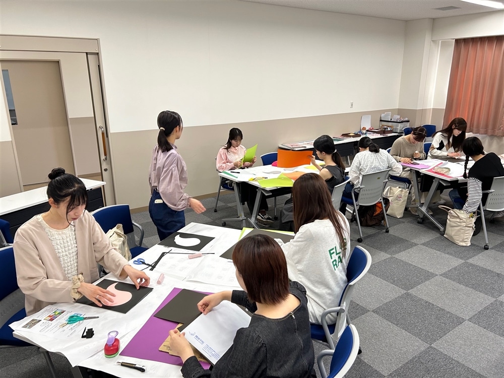 ワークでは保育現場で使用できる教材を実際に作成してみました