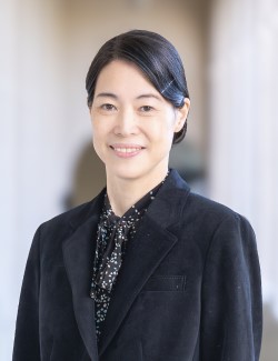 商学部長　阪　智香