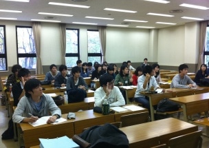 就職活動対策懇談会の様子/真剣な表情で先輩の話を聞く現役生