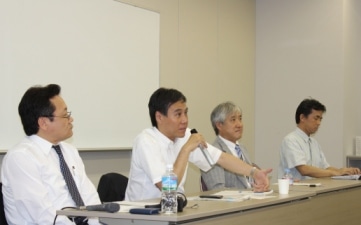 参加者の質問に答える阿部・長野県知事(写真左から2人目)