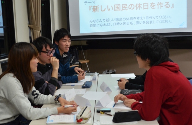 議論をかさねる学生