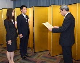 (受賞時の風景:左から浜野南実さん、山下高弘さん)