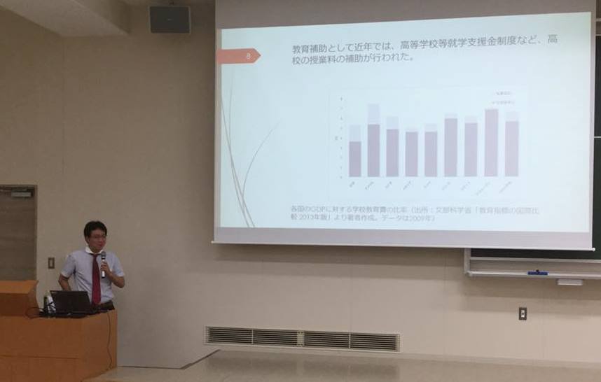 受賞講演を行う安岡教授