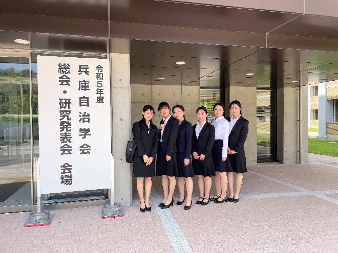 （学会会場の兵庫県立神戸商科キャンパスの建物前にて集合写真）