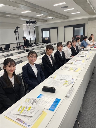 ((発表前の休憩時間の様子)