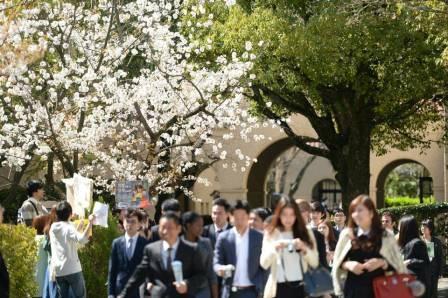 サークル勧誘でにぎわうキャンパス