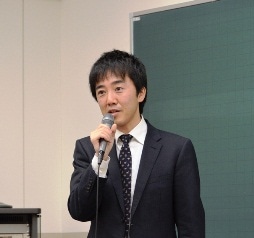 横田　直文　氏