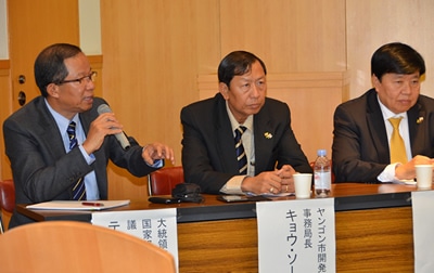 （写真右より）<br>ミャンマー連邦商工会議所連盟 会頭 ウィン・アウン氏<br>ヤンゴン市開発委員会 事務局長 キョウ・ソー氏<br>大統領府国家経済社会諮問会議 議長 ティン・タット氏