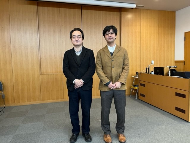 土方氏(左)と髙村国際学部教授(右)