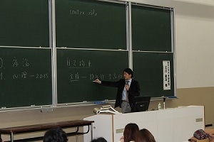 講演する石川東京大学法学部教授