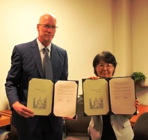 ﾍﾞｾﾙ大ﾏｰｸ･ﾉｰﾗﾝﾀﾞｰ教授(左)と岡野祐子法学部長(右)