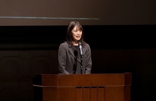 スピーチを行う塩入美月さん