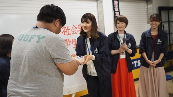 景品の受け渡し