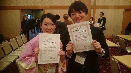 最優秀賞・国際学部３年前田さん（左）、優秀賞・商学部１年岩本さん（右）
