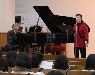 「神戸のともしび」～伴奏する宇都宮正人先生と歌唱指導の丸尾喜久子先生