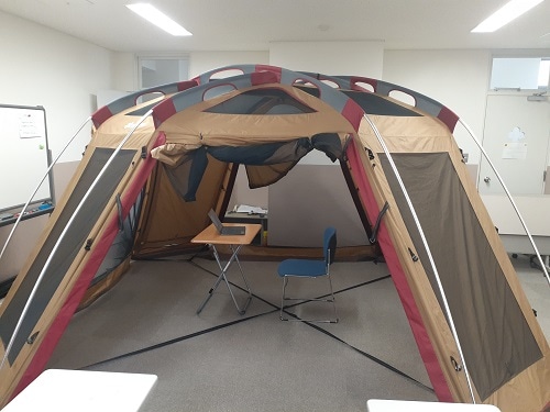 小教室に設置されたテント