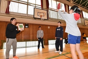 林直也 人間福祉学部教授ゼミとバスケットボール部が小学生対象に バスケ 英語 教室 関西学院大学