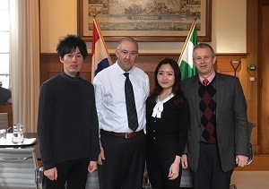 アブターレブ市長（左から2人目）と保田さん、東さん、ブングシェ教授