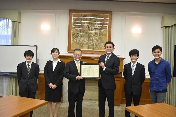 （左から）西川高弘さん、尾崎 七海さん、巳波弘佳教授、五味岡理事長、齊藤聖人さん、廖思超さん