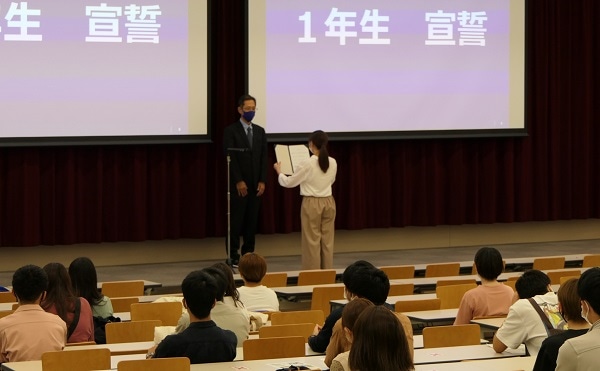 宣誓する田中遥菜さん