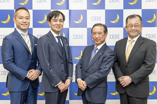 （左から）日本IBMの石田秀樹・タレントトランスフォーメーション事業部長、加藤洋・専務執行役員、本学の村田学長、巳波副学長