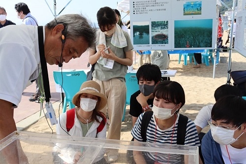 ブルーカーボンについて学ぶリコラボのメンバー