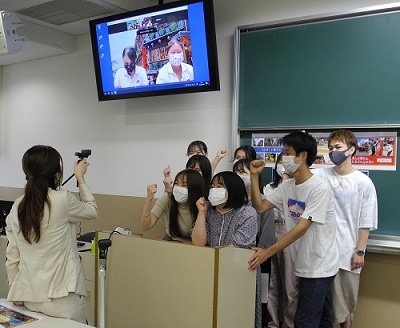 JTB台湾のスタッフと事前の打ち合わせをする学生たち